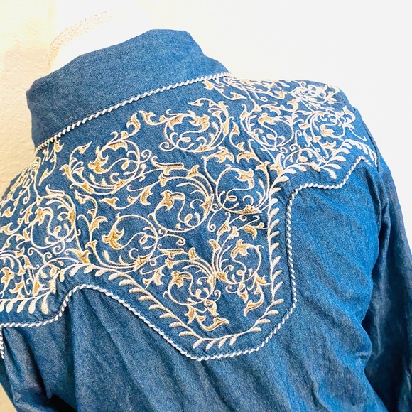 SKULLY NWT DENIM EMBROIDERED BUTTON DOWN T… - Picture 5 of 6
